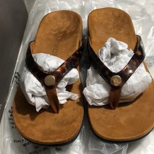 NWOT Vionic flip flops. Size 8, tortoise color